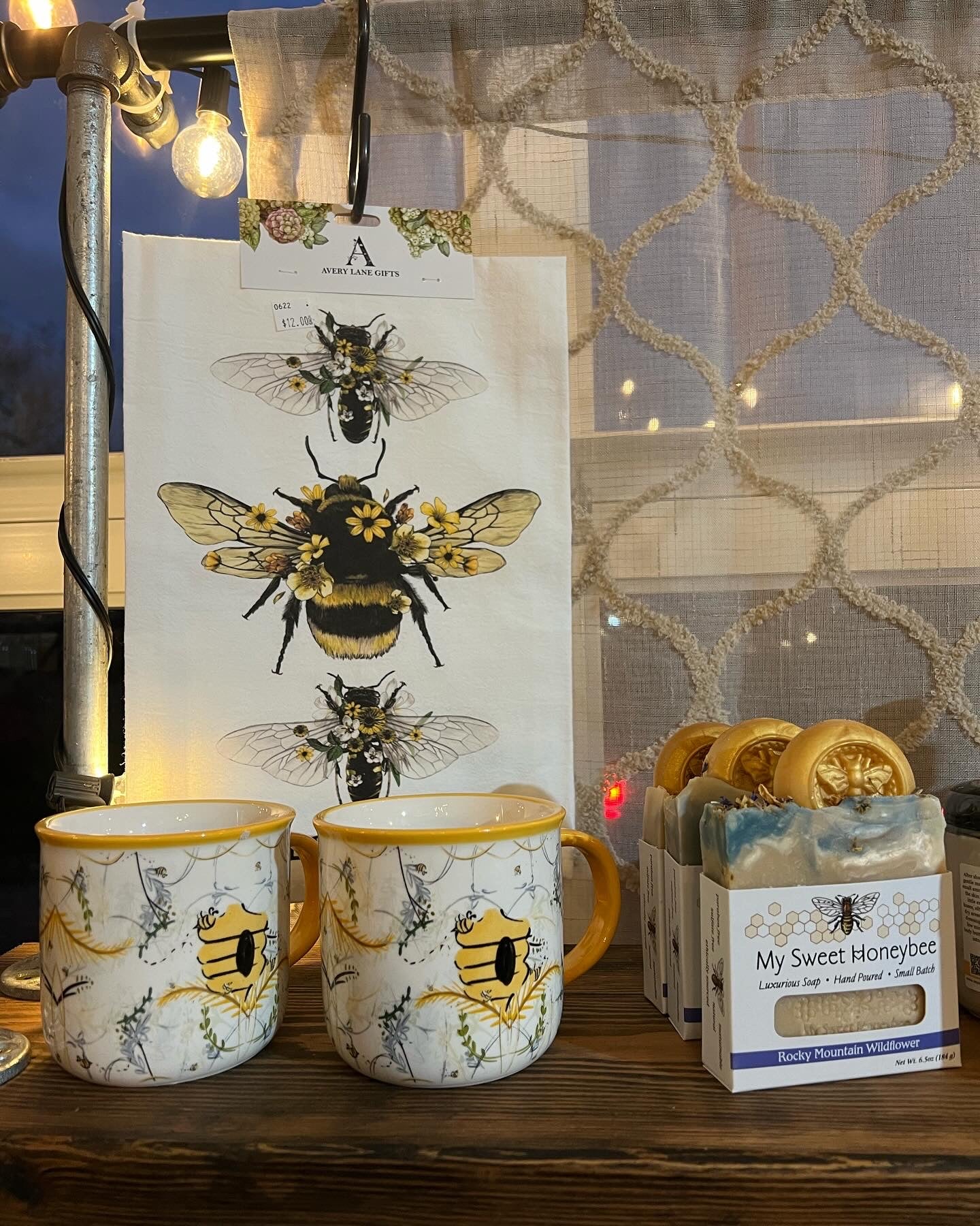Bee tea towel image 1